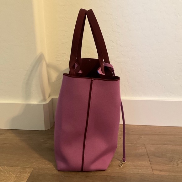 Rothy’s the Lightweight Tote in Collegiate Currant color - Picture 7 of 12